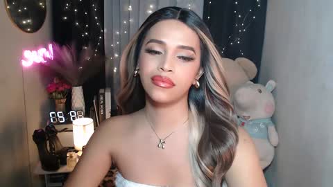 lorainne online show from December 3, 1:27 pm