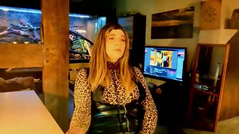 yassminhot84 online show from February 16, 7:01 pm