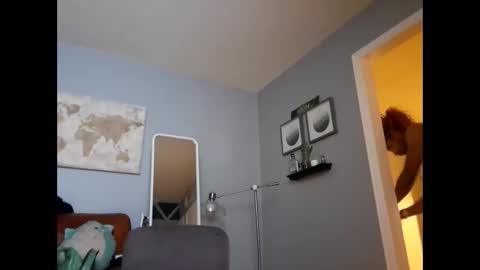 Ella Ts online show from January 25, 9:15 am