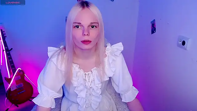 Emily Nyaffee online show from December 5, 12:04 am