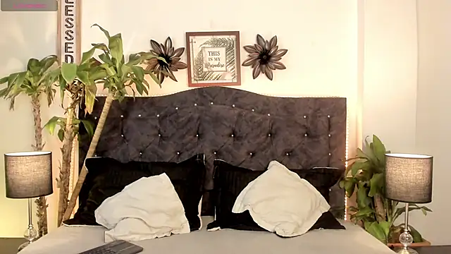 Snapshot of candy_canne__ chatting on February 21, 5:31 pm candy canne   online show from February 21, 5:31 pm