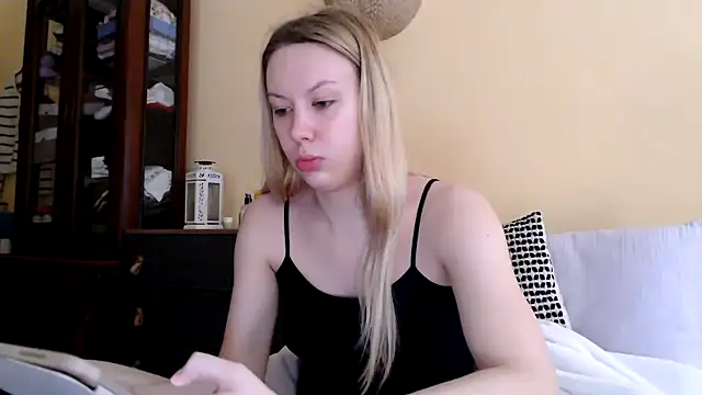 Snapshot of Scarlettford chatting on December 3, 8:55 am Scarlettford online show from December 3, 8:55 am