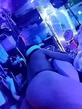 gurlnips online show from March 22, 11:59 am