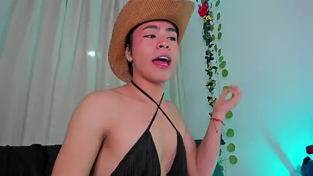 Little michell online show from December 3, 3:33 am