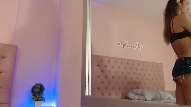 Snapshot of alice_sofia chatting on October 16, 1:44 pm alice sofia online show from October 16, 1:44 pm