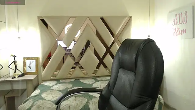 VanessaArdila  online show from February 21, 7:54 pm