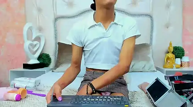 NahomiWhitel online show from February 3, 12:36 pm