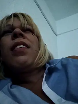 Snapshot of blondebitchlitle chatting on October 19, 3:54 am blondebitchlitle online show from October 19, 3:54 am