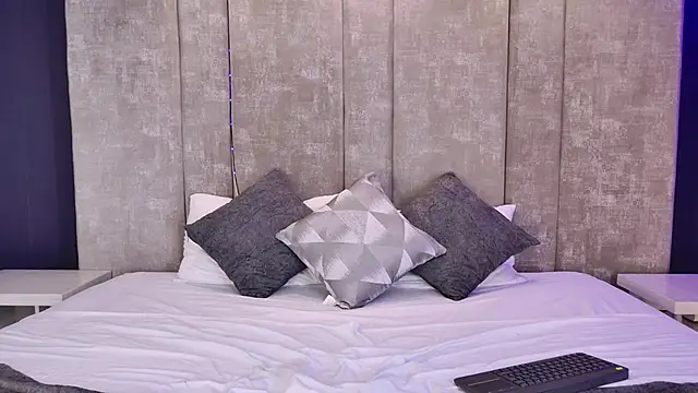 AliDiaz  online show from December 13, 7:40 pm