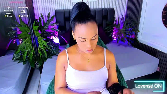 Snapshot of AriebonyBrooke chatting on October 13, 11:33 am AriebonyBrooke online show from October 13, 11:33 am