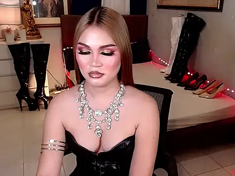 Snapshot of QUEENATHENNA chatting on October 19, 6:17 am QUEENATHENNA online show from October 19, 6:17 am