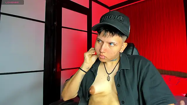 Snapshot of AlanRed_ chatting on October 19, 9:18 pm AlanRed online show from October 19, 9:18 pm