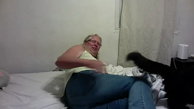 Snapshot of OldLadySara chatting on October 20, 12:36 am OldLadySara online show from October 20, 12:36 am