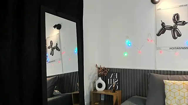 Cloe Bonne online show from December 5, 8:37 pm