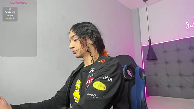 scarletcherry18 online show from April 17, 3:31 am