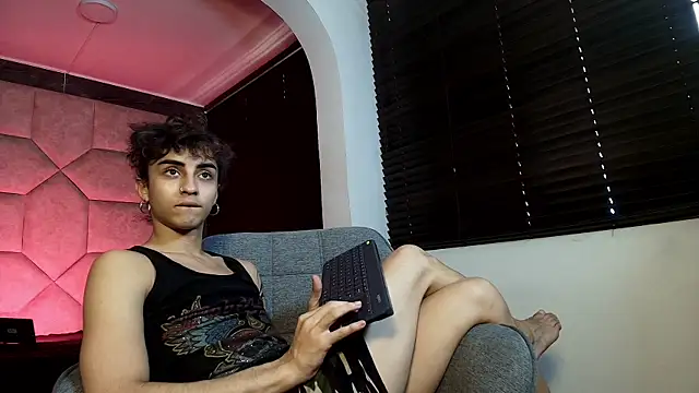 Divine      online show from July 7, 7:18 pm
